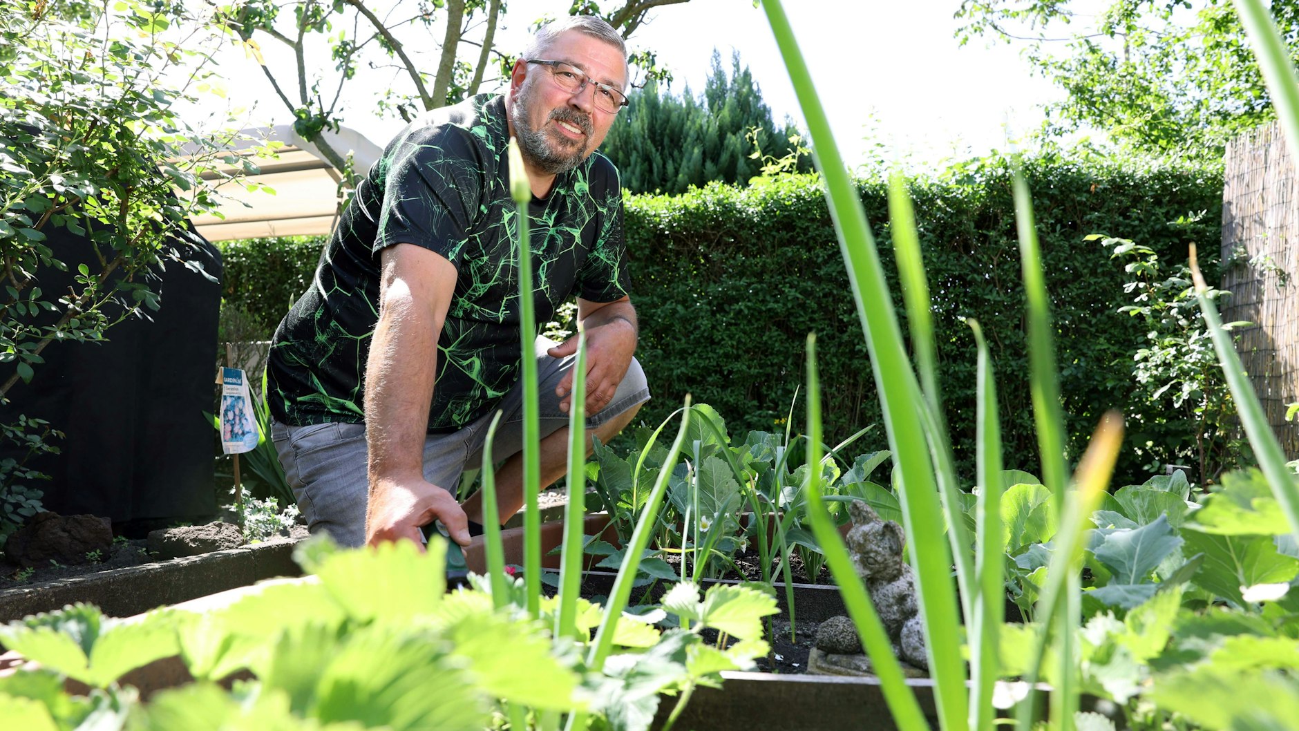 Andreas (55) hofft, bleiben zu können, weil sein Garten am Rand der Baustelle liegt. Am Wochenende kommt er um von der Arbeit zu entspannen.