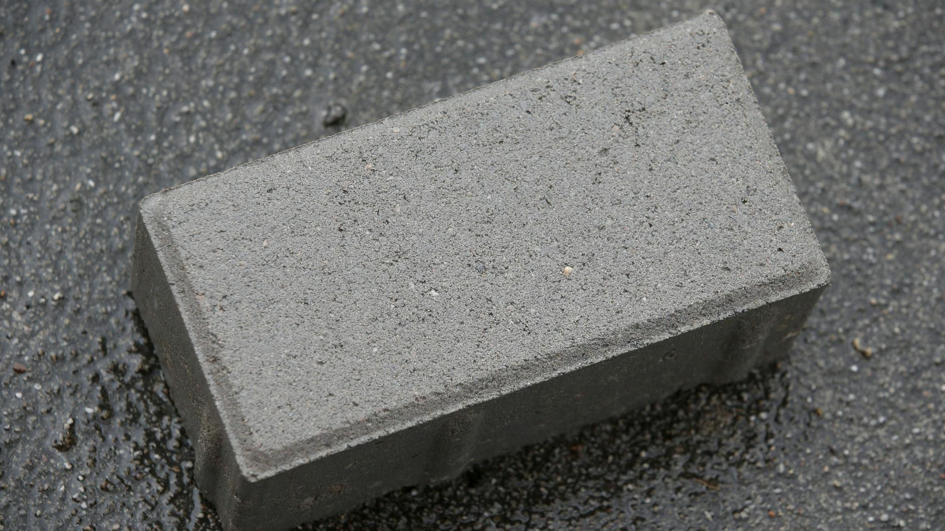 Soda hilft beim Reinigen von Betonpflastersteinen.