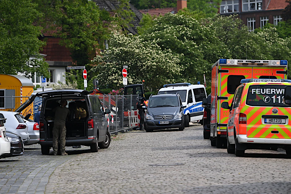 Bremerhaven: Einsatzkräfte stehen in der Nähe einer Schule.