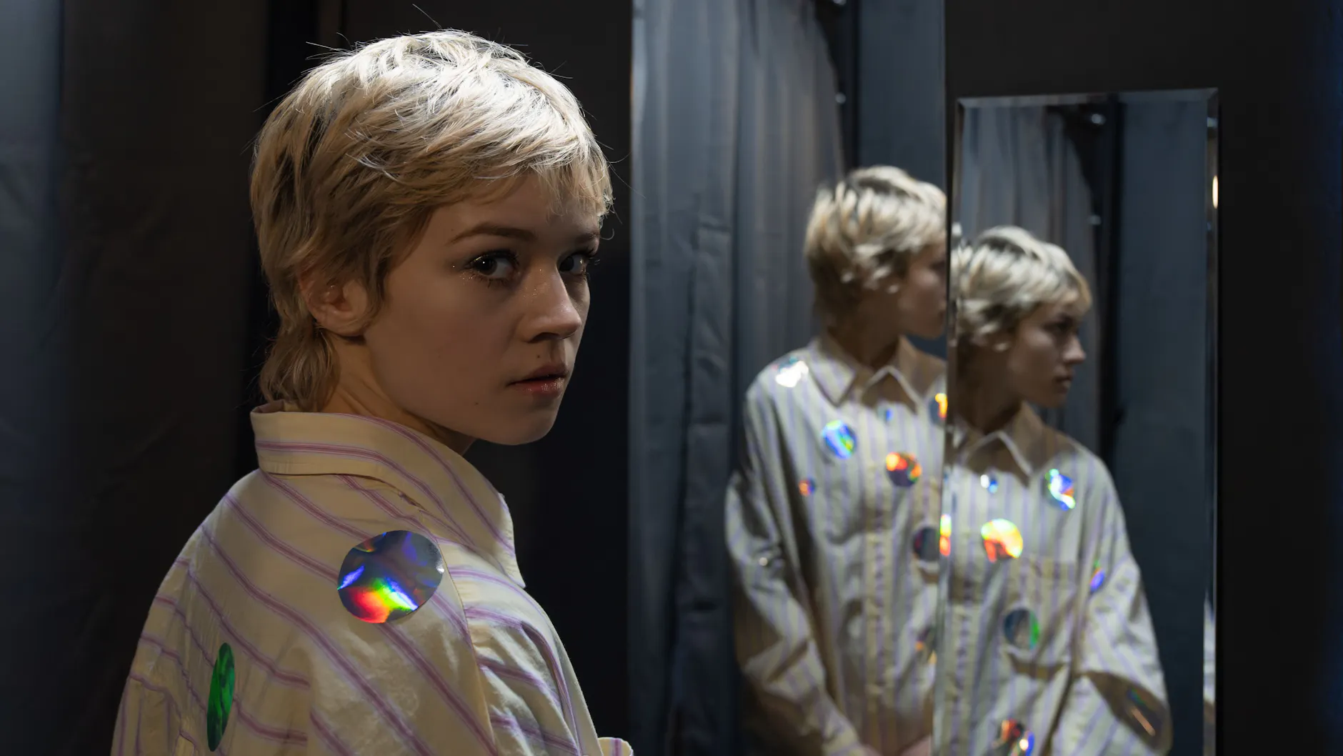 Die Bildsprache ist deutlich: Charlie (Lea Drinda) fühlt sich innerlich zerrissen.