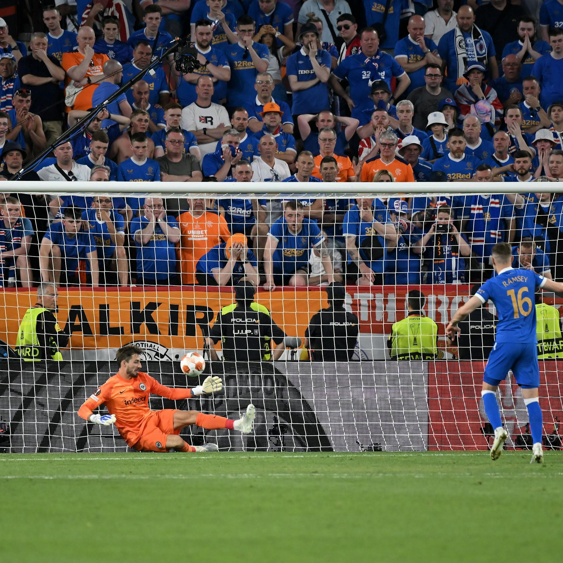 Torwart Kevin Trapp wehrte den Elfmeter von Glasgows Aaron Ramsey mit dem Fuß ab. Das war der Sieg.