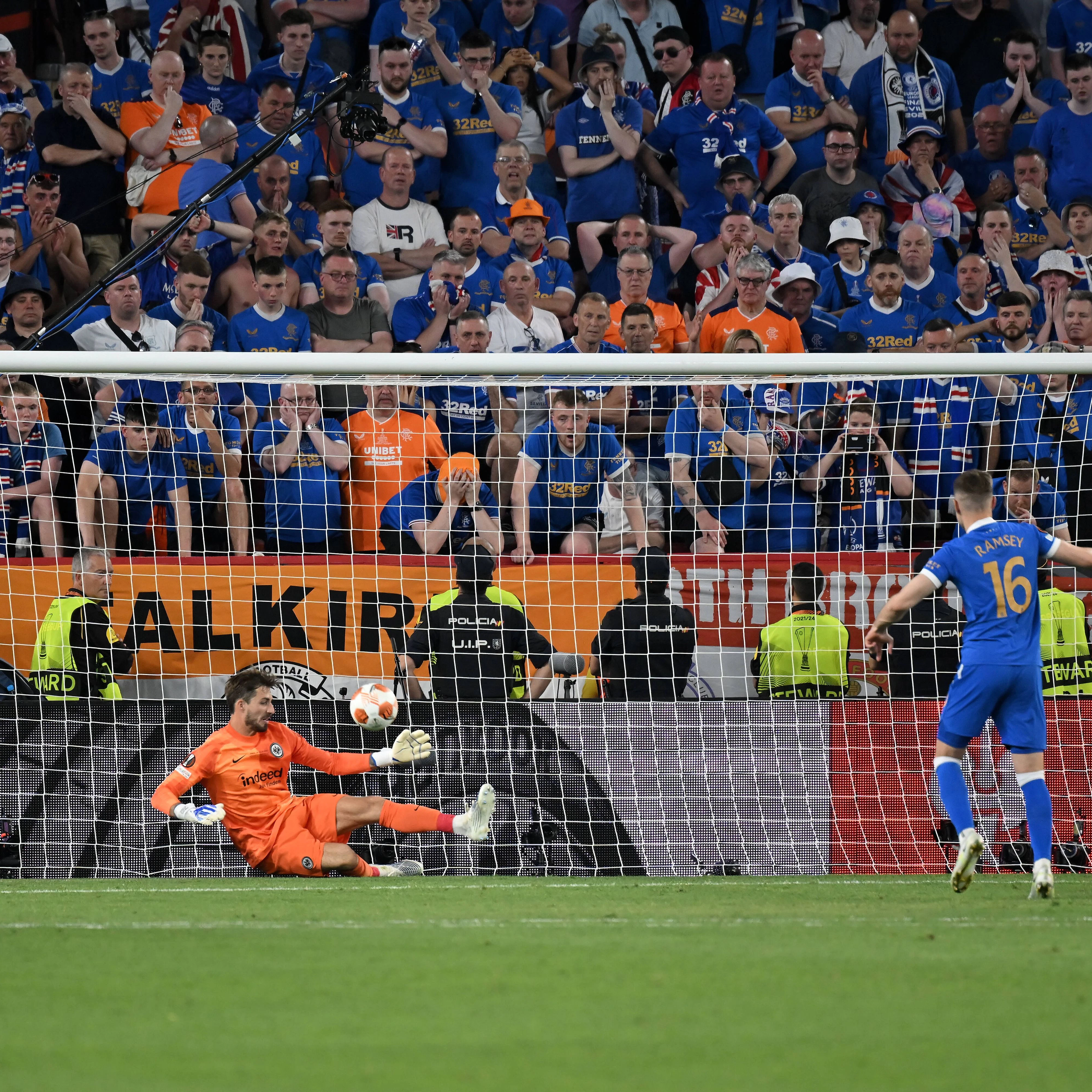 Torwart Kevin Trapp wehrte den Elfmeter von Glasgows Aaron Ramsey mit dem Fuß ab. Das war der Sieg.