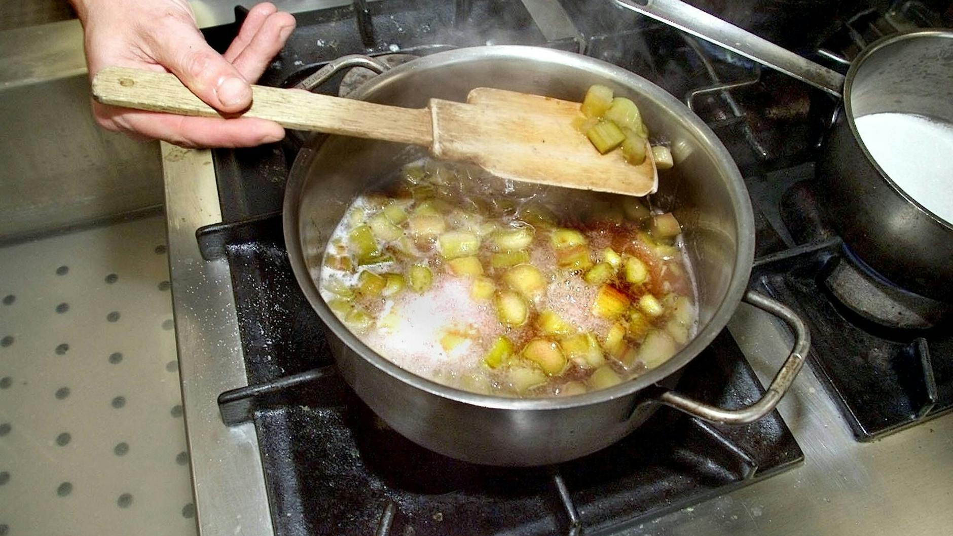 Im rohen Zustand wirklich ein bisschen holzig, aber eingekocht schnell weich geworden.