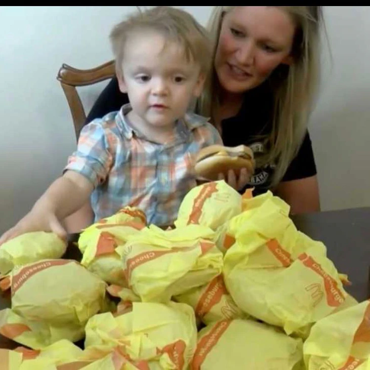 Die Cheeseburger verteilte die Familie in der Nachbarschaft.