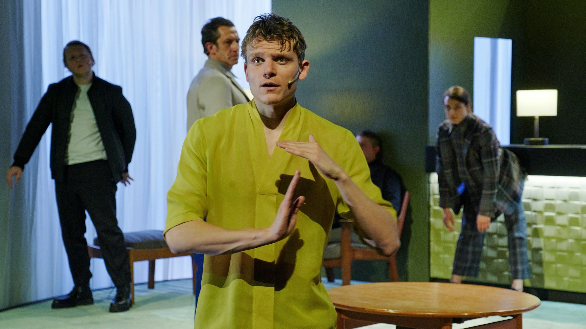 Die Menschen kommen mit dem Reflektieren der vielen Krisen nicht mehr hinterher. Szene aus Toshiki Okadas „Doughnut“