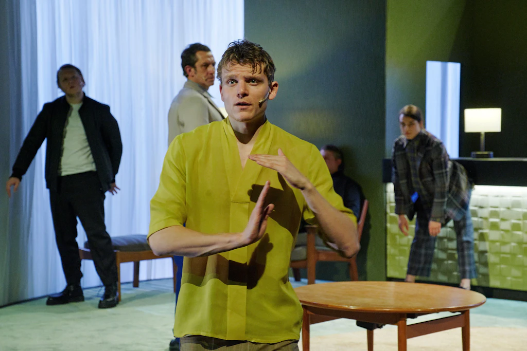 Im Auge der Krisen: Mit „Doughnut“ geht das Theatertreffen in die Schlusskurve