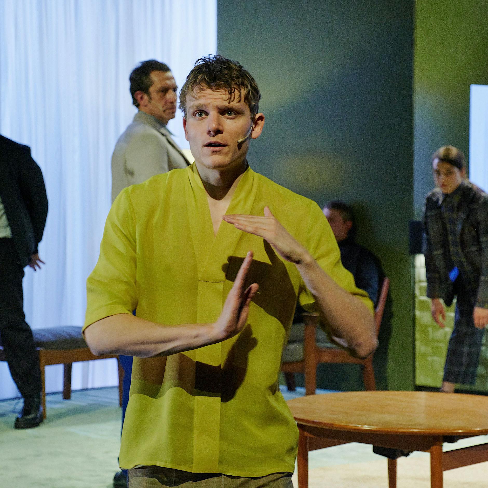 Im Auge der Krisen: Mit „Doughnut“ geht das Theatertreffen in die Schlusskurve