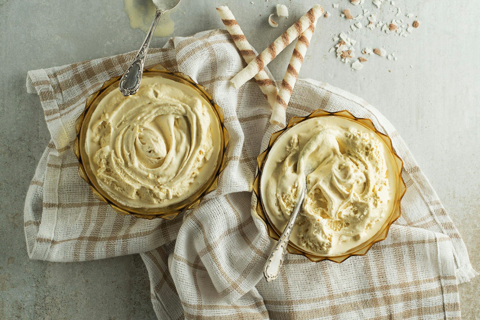 Vanilleeis lässt sich aus drei Zutaten superleicht selbst herstellen - und das Grundrezept kann mit vielen Zutaten verfeinert werden.