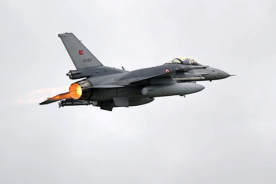 Ein Kampfflugzeug der türkischen Luftwaffe vom Typ F-16 (Archivbild)