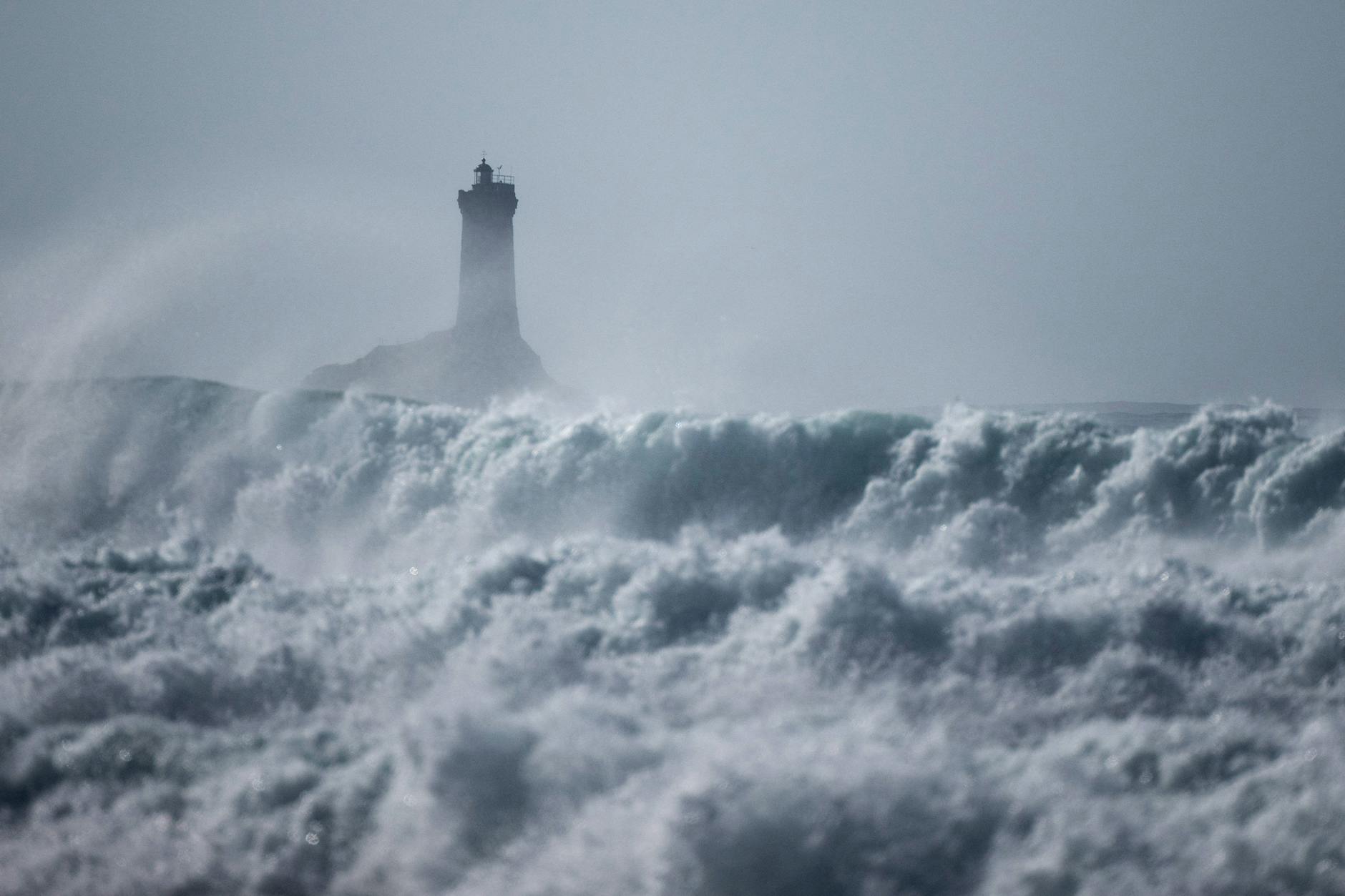 Hohe Wellen über dem Deich bei Plogoff. Hier starb eine Familie.
