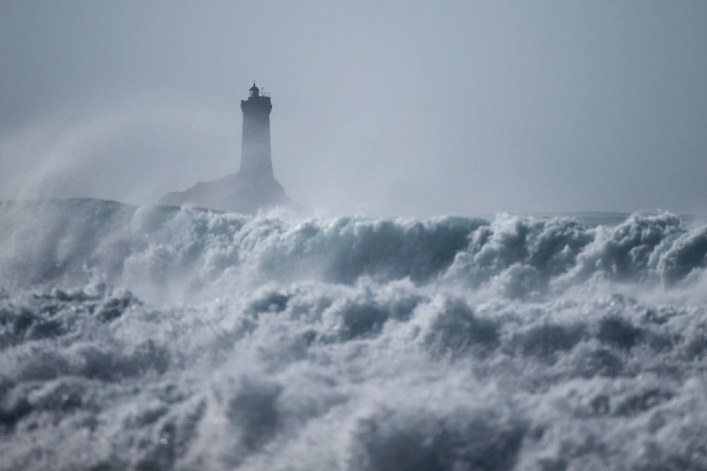 Familie in Bretagne von Riesen-Welle erfasst: Eltern und ein Kind weggeschwemmt und ertrunken