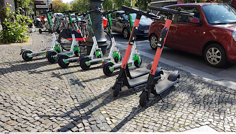 Gehwege werden versperrt, Fußgänger kommen kaum noch vorbei: das E-Roller-Elend von Berlin.