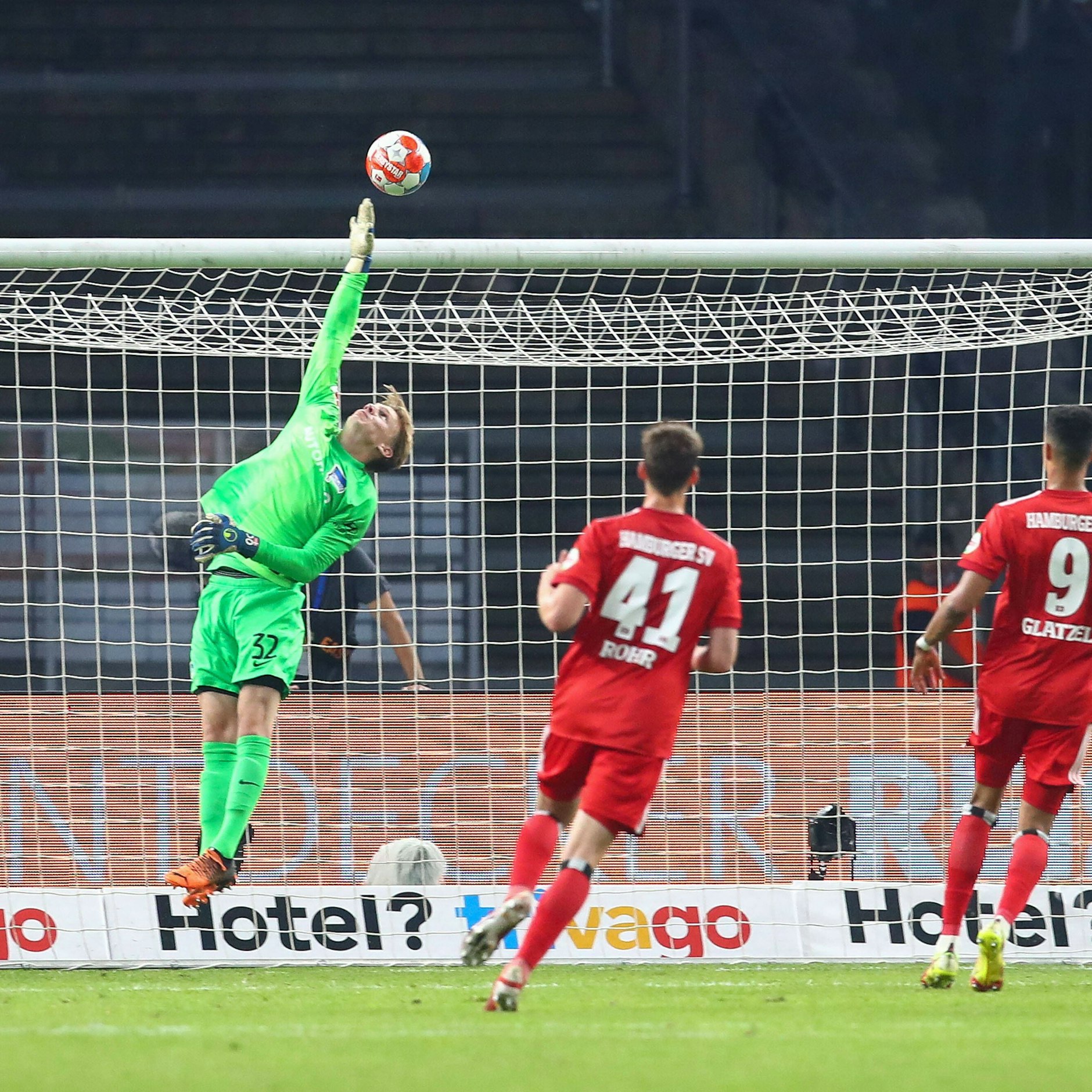 Das Hamburger Glückstor kreidete Trainer Felix Magath seinem Keeper Oliver Christensen nicht an.
