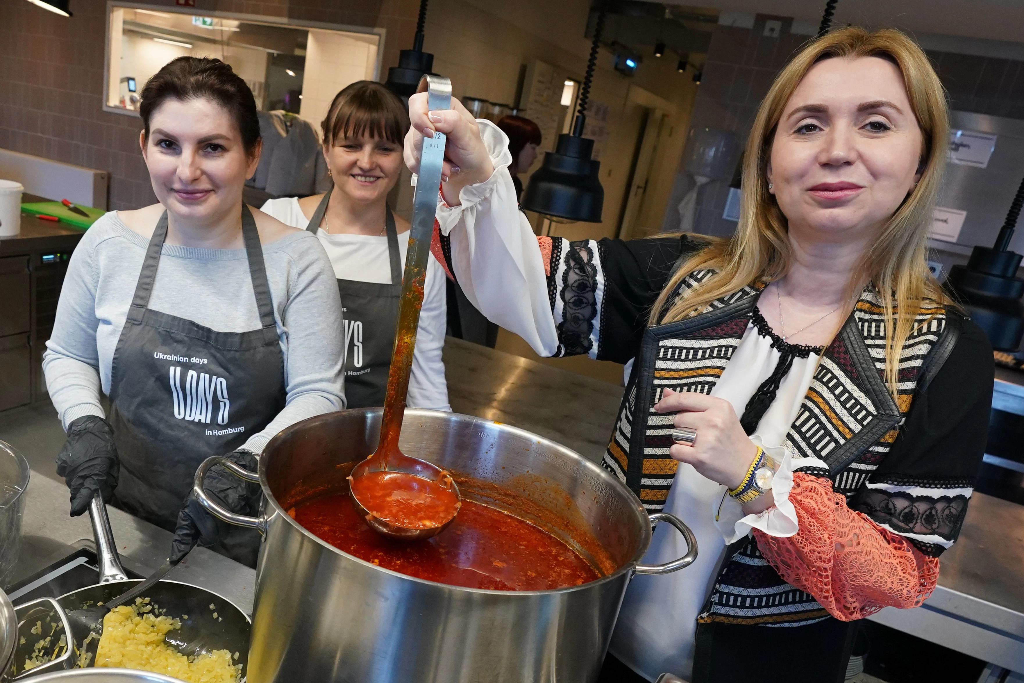 Borschtsch ist eine typisch-ukrainische Suppe mit Rote Bete. Sie gehört zum Repertoire jeder ukrainischen Köchin.