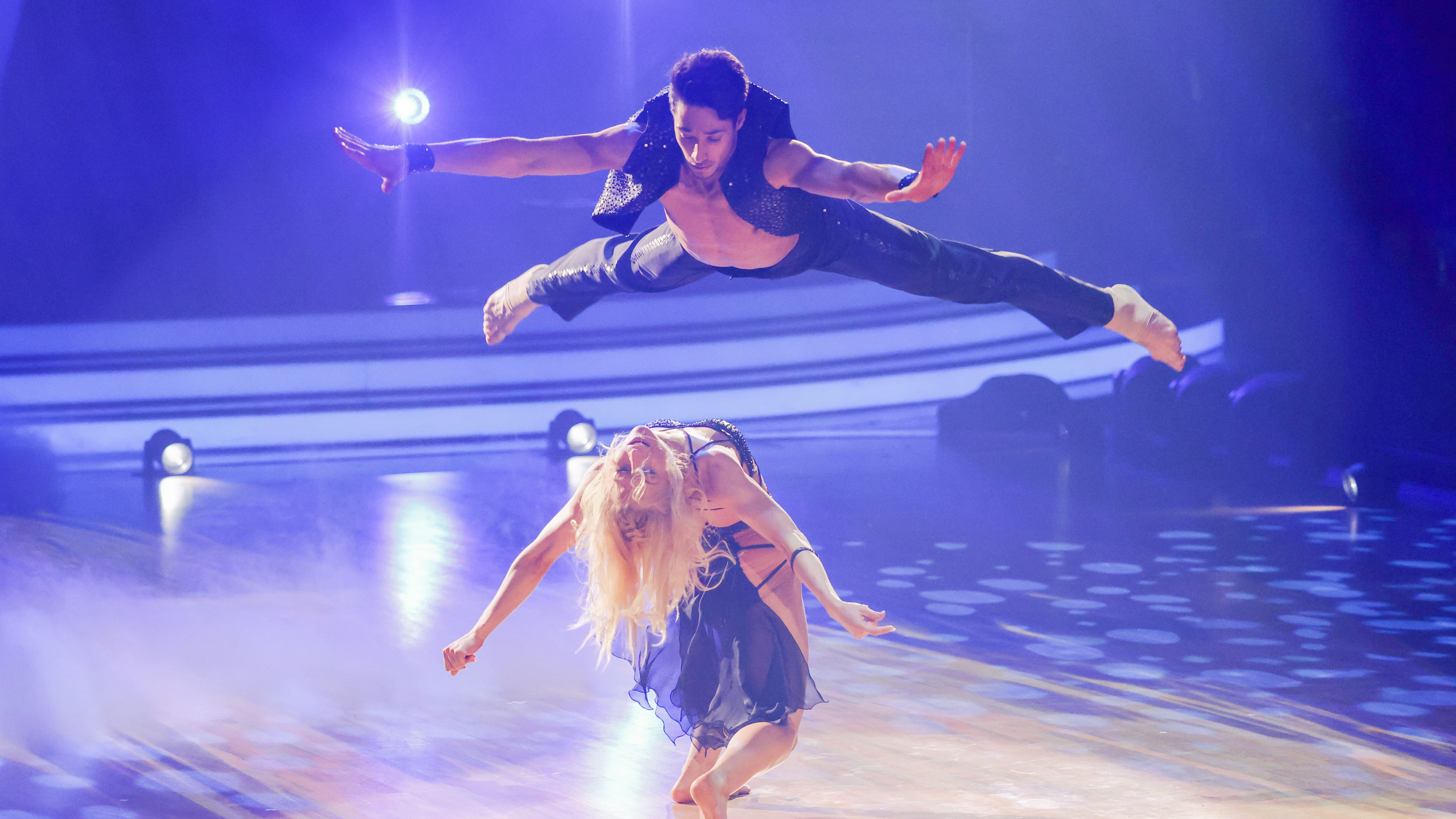 Rene Casselly und Kathrin Menzinger zaubern einen spektakulären Freestyle im „Let's Dance“-Finale auf die Bühne.