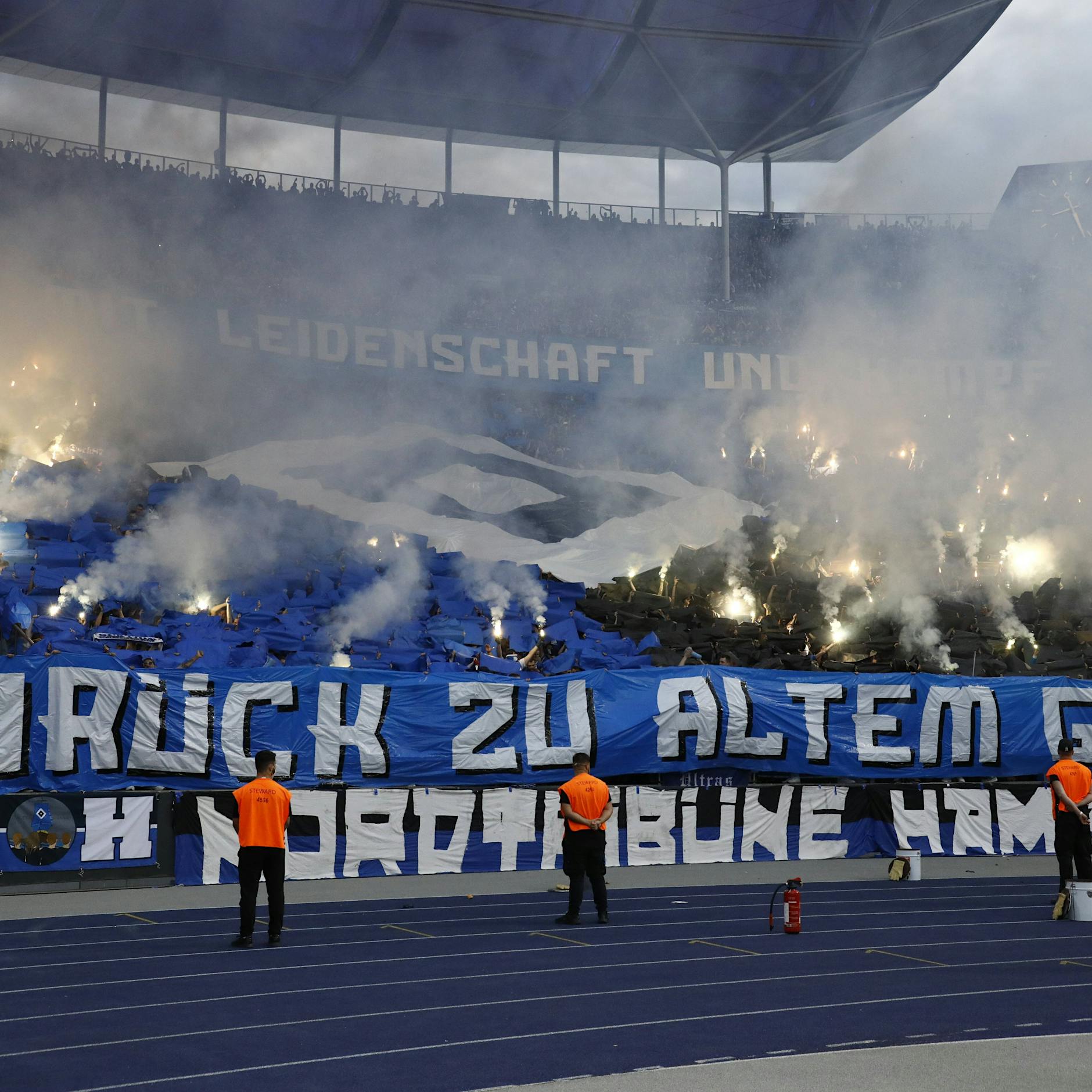Berlin-Westend: Hansa-Rostock-Brutalo streckt Hertha-BSC-Fan mit Faustschlag ins Gesicht nieder – Polizei sucht Zeugen