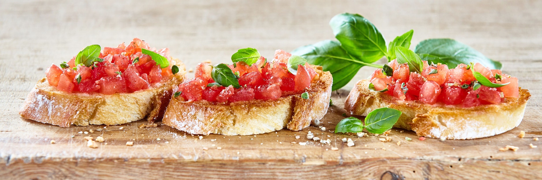 Bruschetta ist ein italienischer Klassiker - und mit dem richtigen Rezept ganz leicht zuzubereiten.