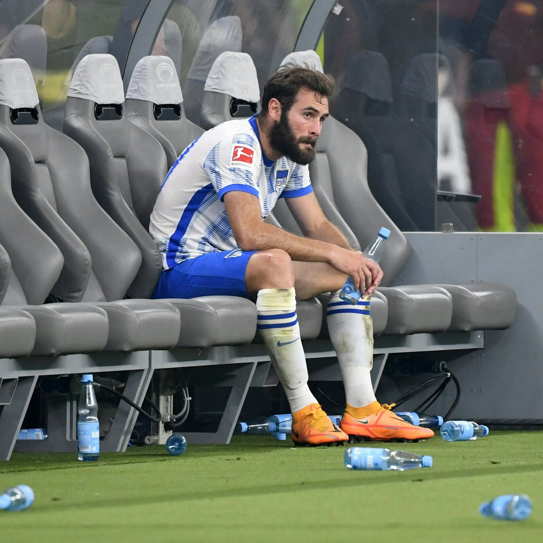 Mit zusammengepressten Lippen starrt Lucas Tousart auf der Bank ins Leere.