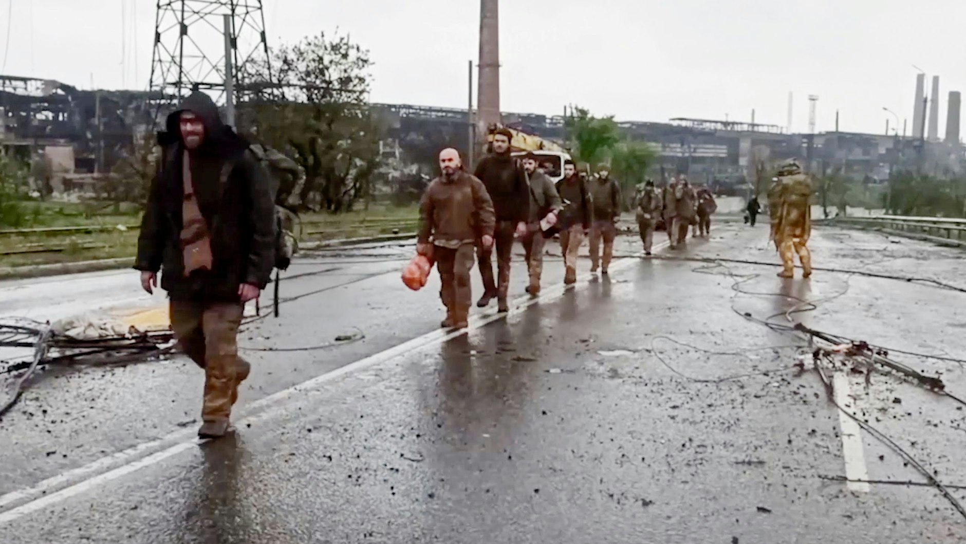 Dieses Foto zeigt angeblich, wie Ukrainer das Stahlwerk-Gelände von Mariupol verlassen und sich ergeben.