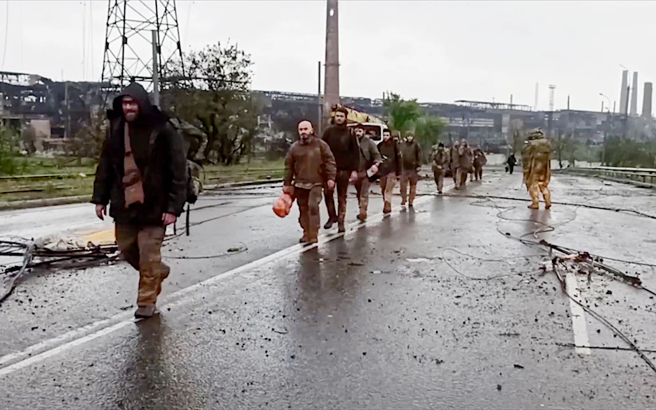 Kommandeur Denys Prokopenko (links) verkündete in einem Video die Aufgabe von Mariupol.