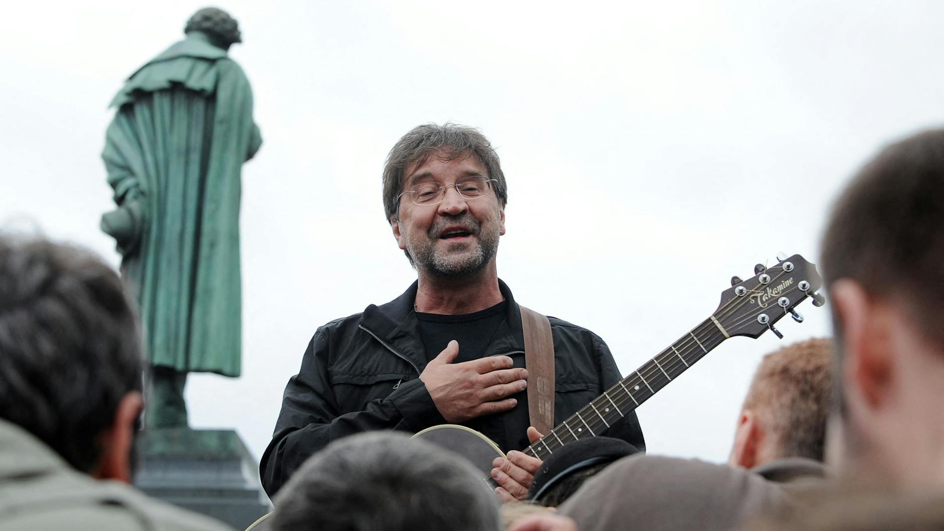 Der russische Rocksänger Juri Schewtschuk soll bei einem Konzert die russische Offensive in der Ukraine verurteilt haben.