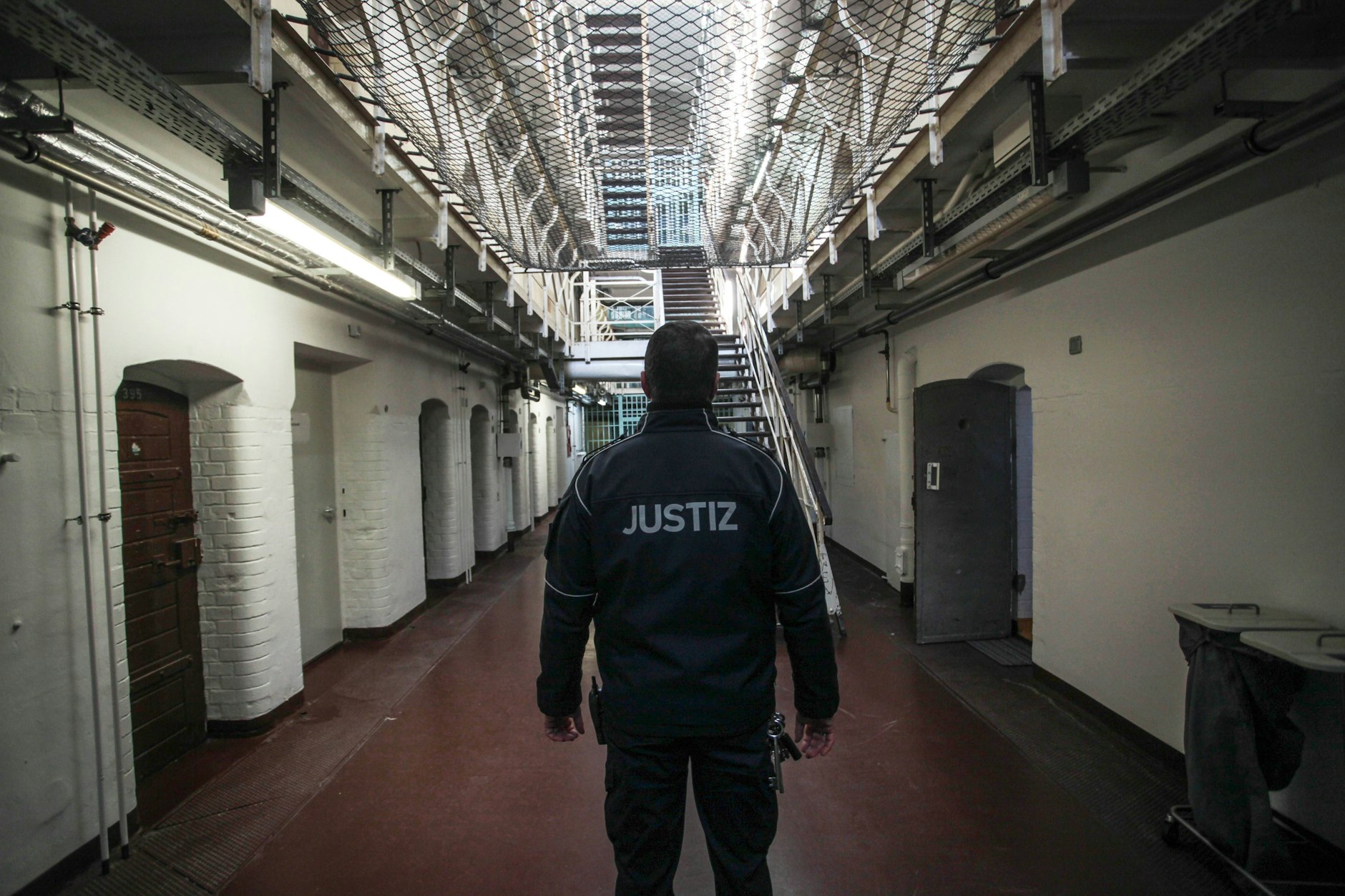 Wachpersonal in der JVA Tegel: Hier kam es in den vergangenen dreieinhalb Jahren zu 194 Angriffen auf Mitgefangene und zu 16 Attacken auf Bedienstete.