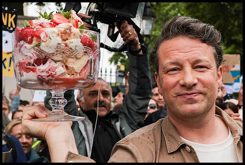 Jamie Oliver mit einer Portion der<a href="https://de.wikipedia.org/wiki/Eton_Mess">&nbsp;Eton Mess</a>.