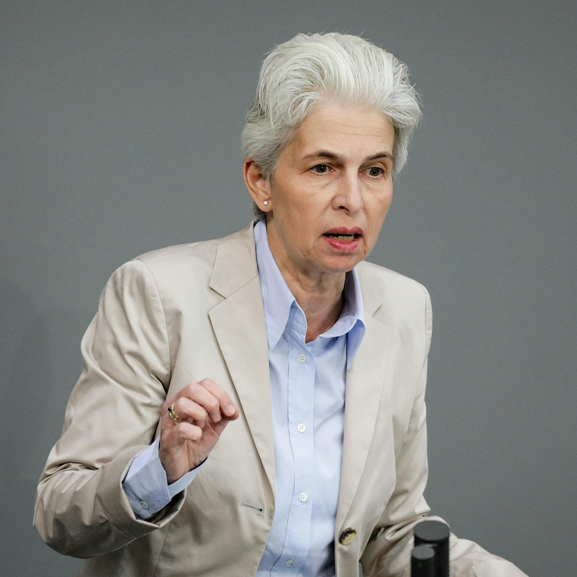 Strack-Zimmermann kritisiert Hafen-Deal: „Männchen machen“ vor China