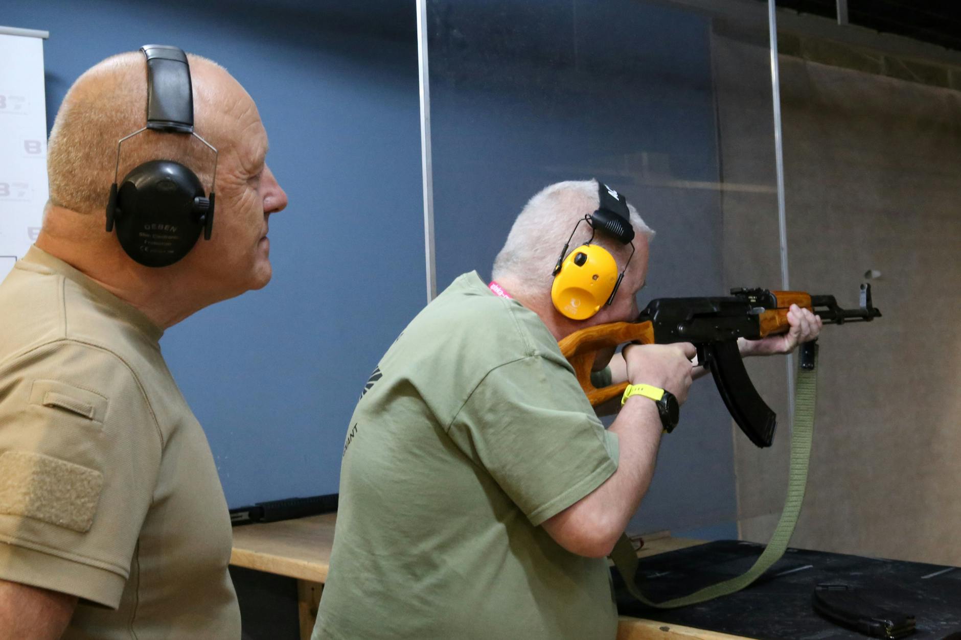 Schießtrainer Krzysztof Przepiorka (links) zeigt Jerzy Ciszewski auf einem Schießstand den Umgang mit einer Kalaschnikow.