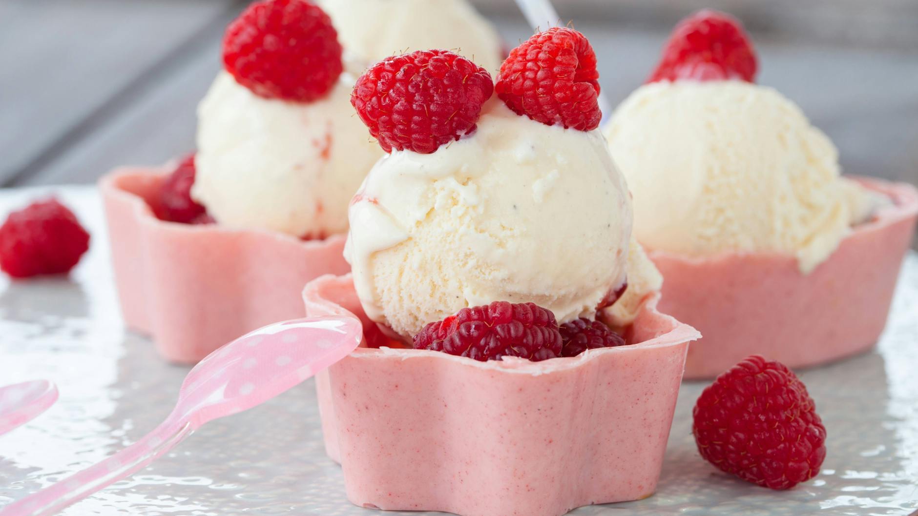 Das selbstgemachte Vanilleeis kann man etwa mit süßen Himbeeren servieren.