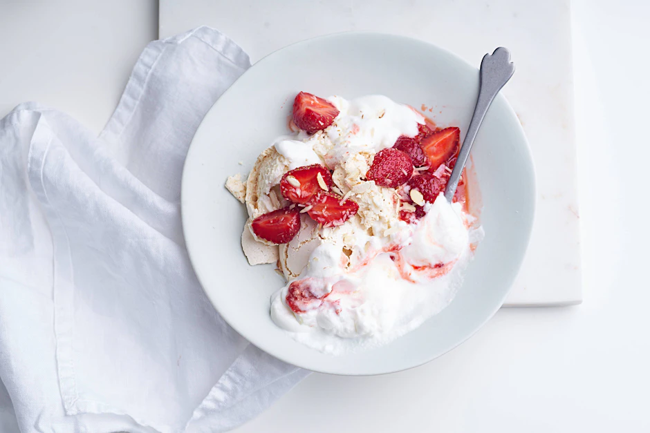 Eton Mess ist ein leckeres Dessert aus Erdbeeren, saurer Sahne, Creme Fraiche und Baiser. 