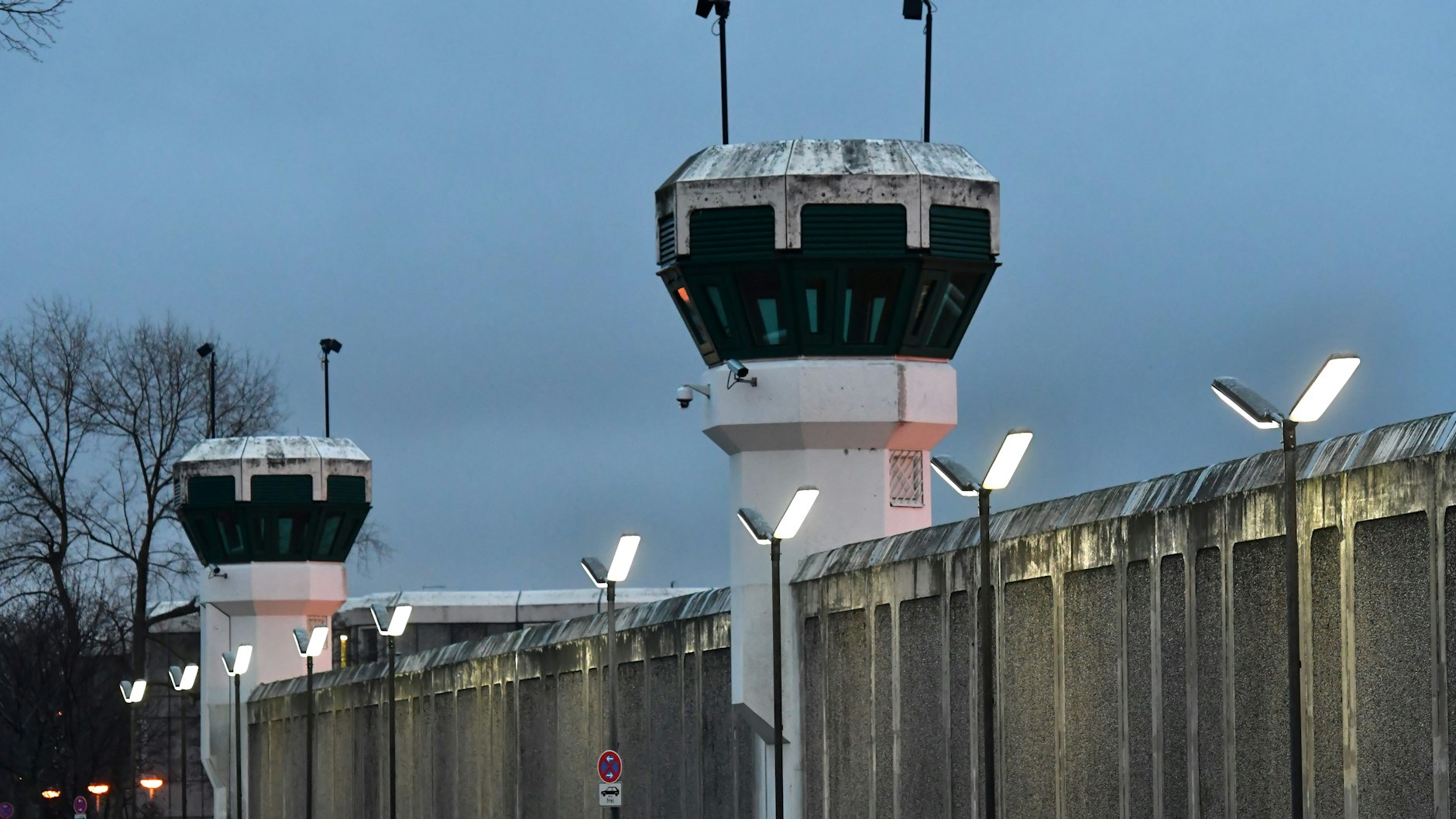 Die JVA Plötzensee hat ein Problem mit Angriffen auf Bedienstete: Die Zahl stieg hier von 16 im Jahr 2019 auf 27 im vergangenen Jahr.