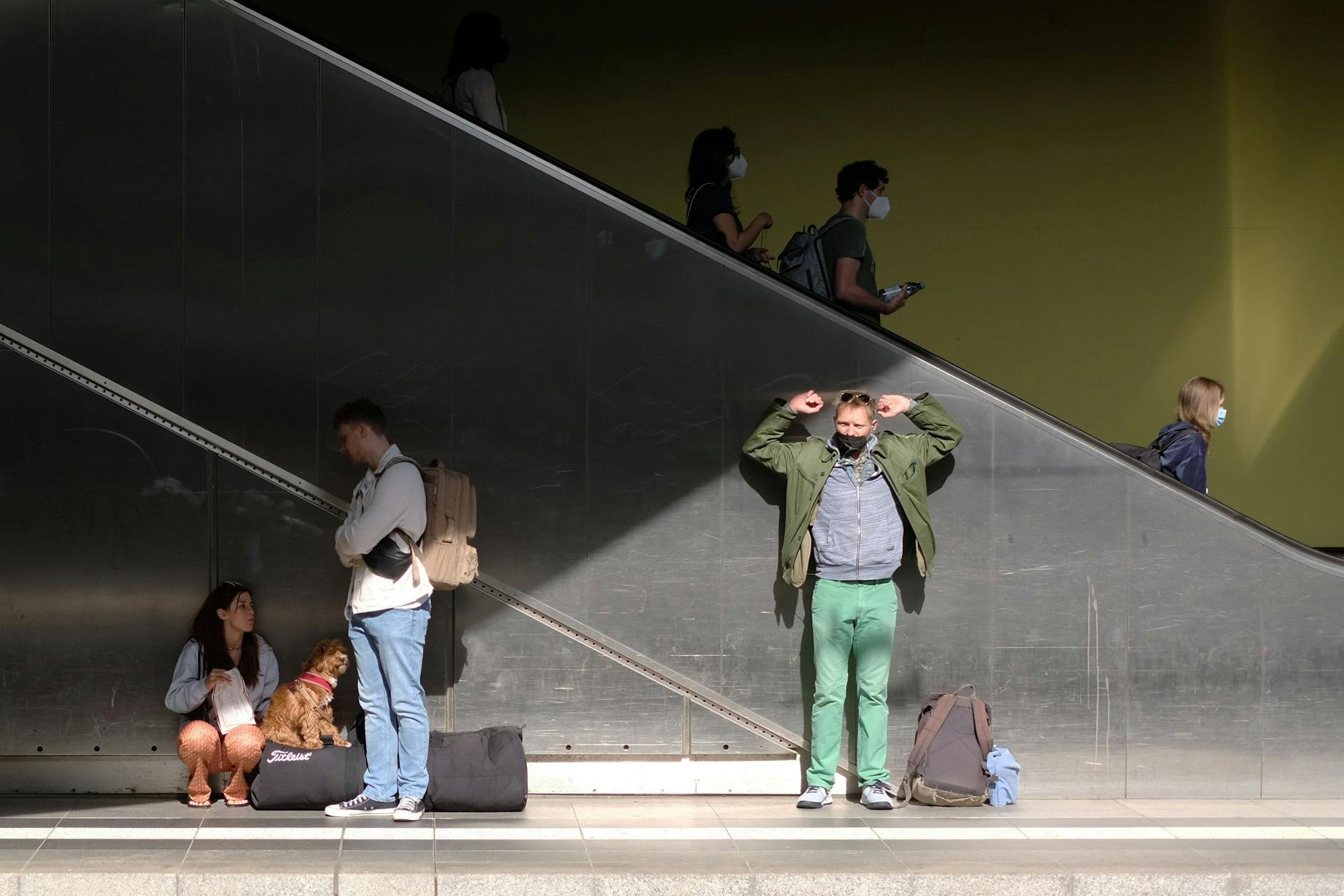 Zugreisende auf einem Bahnsteig. Im Zusammenhang mit dem Unwetter „Emmelinde“ warnt die Deutsche Bahn vor möglichen Zugausfällen im Fernverkehr.