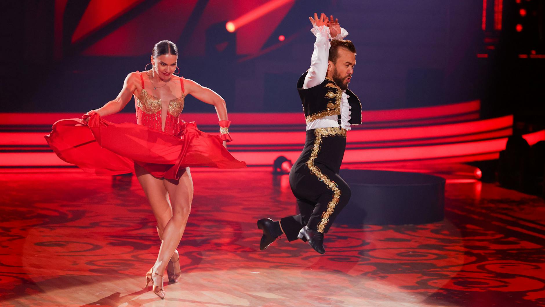 30 Punkte gibt es für Mathias Mester und Renata Lusin für den Paso Doble im „Let's Dance“-Finale.