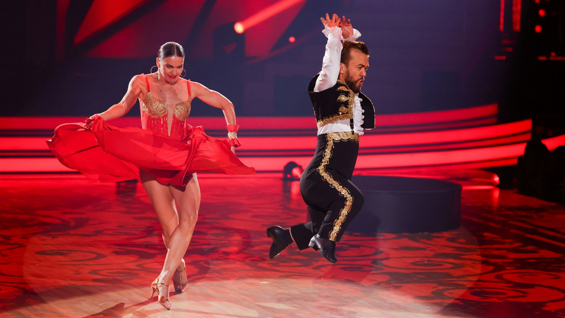 30 Punkte gibt es für Mathias Mester und Renata Lusin für den Paso Doble im „Let's Dance“-Finale.