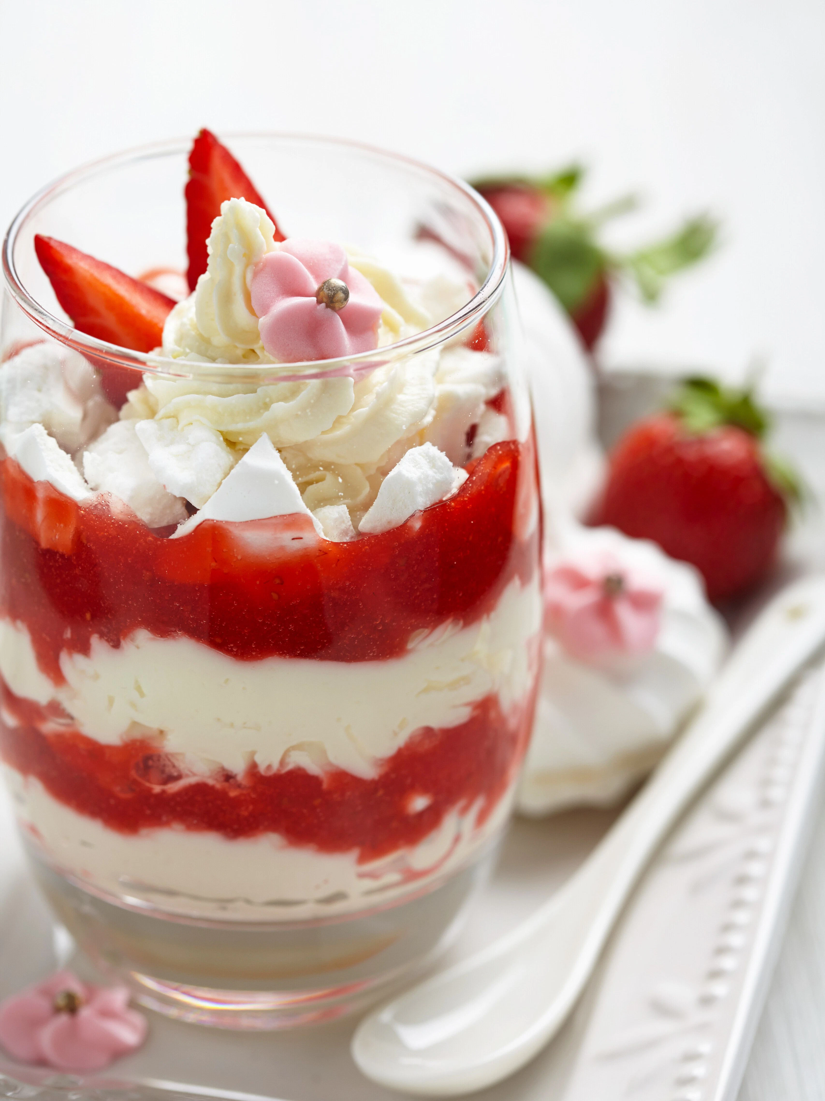 Eton Mess wird am besten in einem Dessert-Glas angerichtet. Das Rezept ist supereinfach und schnell gemacht.