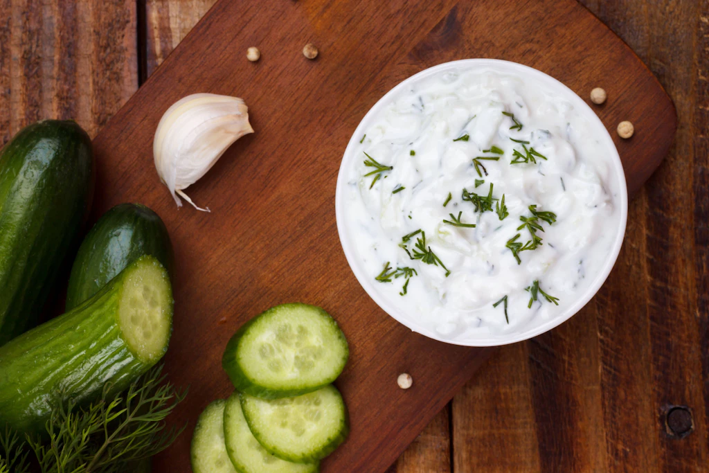 Genialer Dip zum Grillen am Wochenende: Das beste Tsatsiki der Welt! Mit diesem Rezept machen Sie die Joghurt-Creme selbst