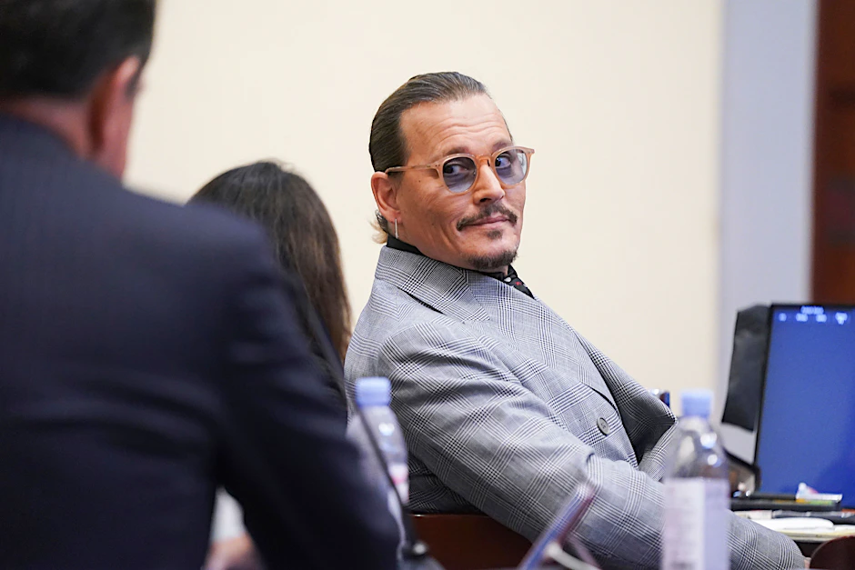 Schauspieler Johnny Depp im Gerichtssaal des Fairfax County Circuit Courthouse.