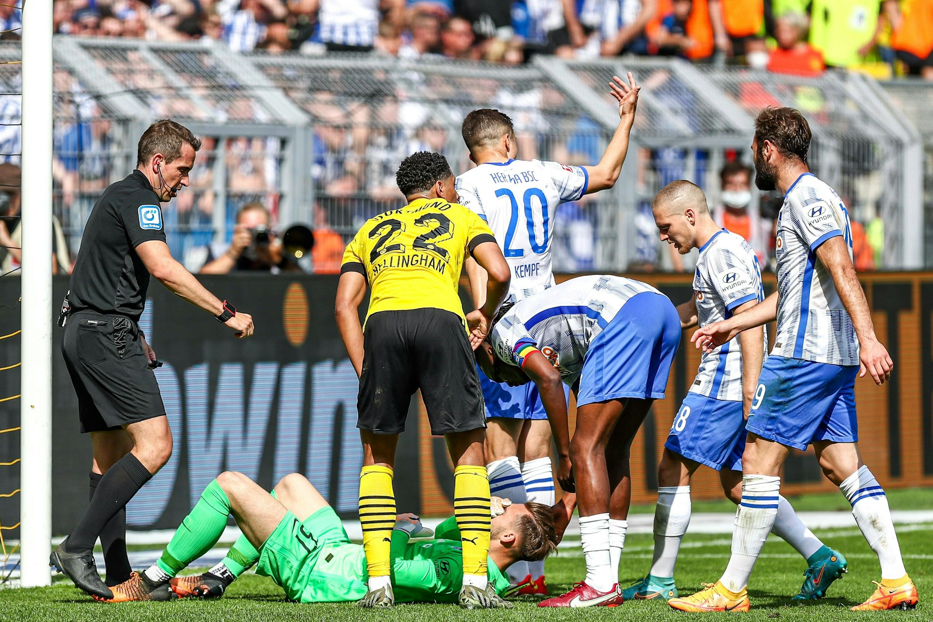 Torwart Marcel Lotka krachte beim 1:2 in Dortmund mit dem Kopf gegen den Pfosten und hat seitdem eine Gehirnerschütterung.
