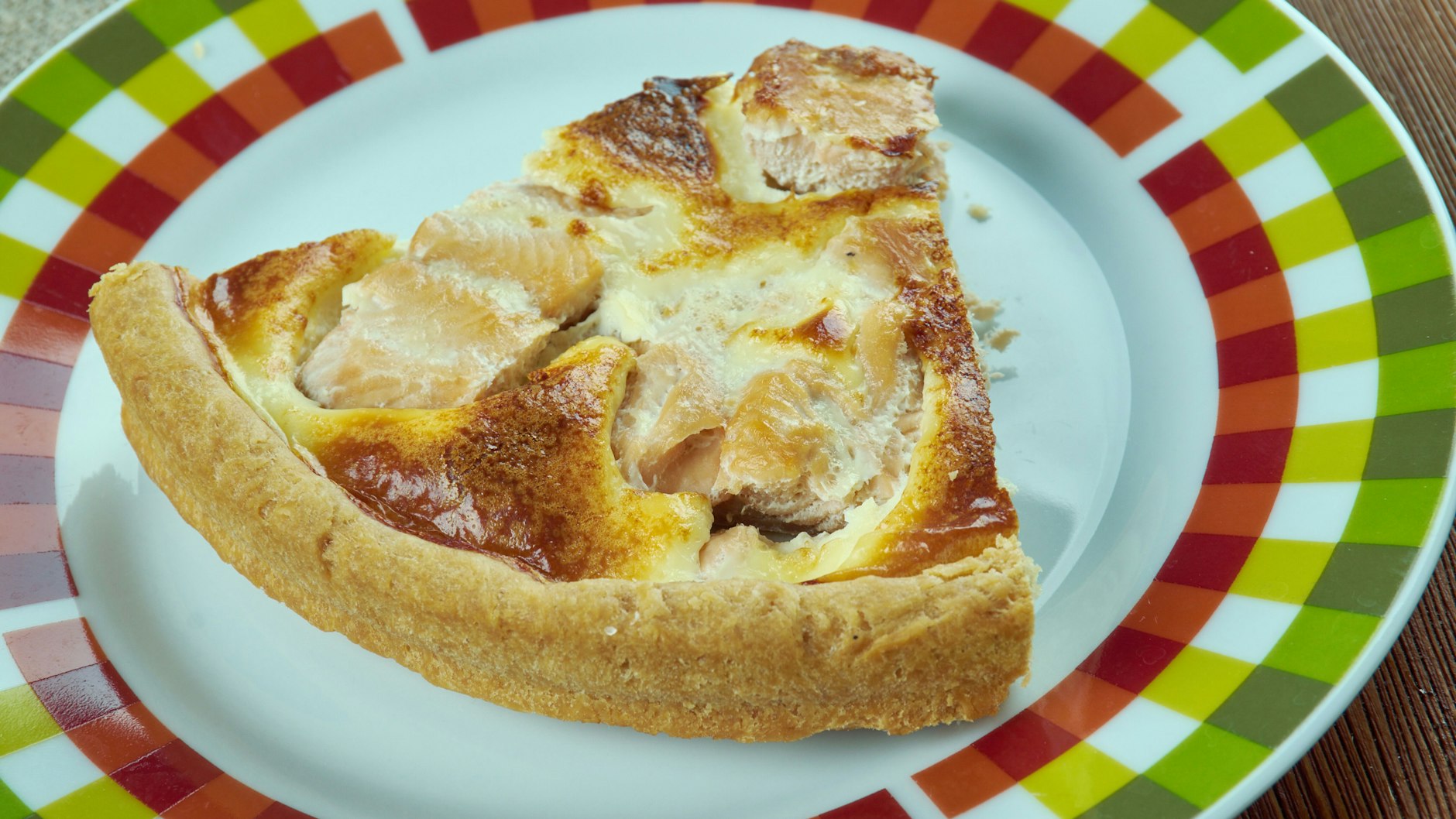 Mit dieser Lachs-Pie überzeugen Sie auch Skeptiker von Fisch. 