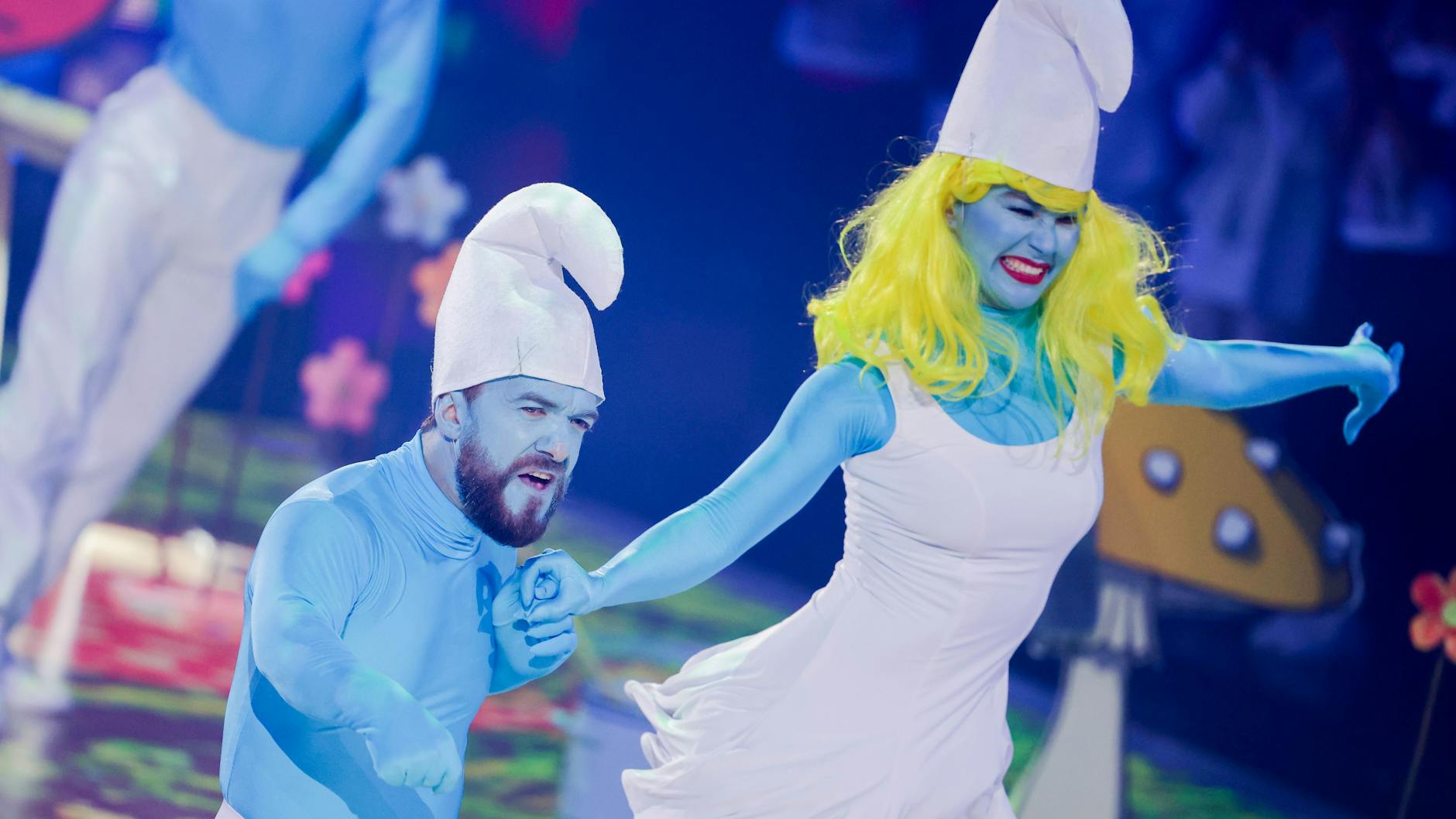 Als Schlümpfe verkleidet rocken Mathias Mester und Renata Lusin das Finale von „Let's Dance“.