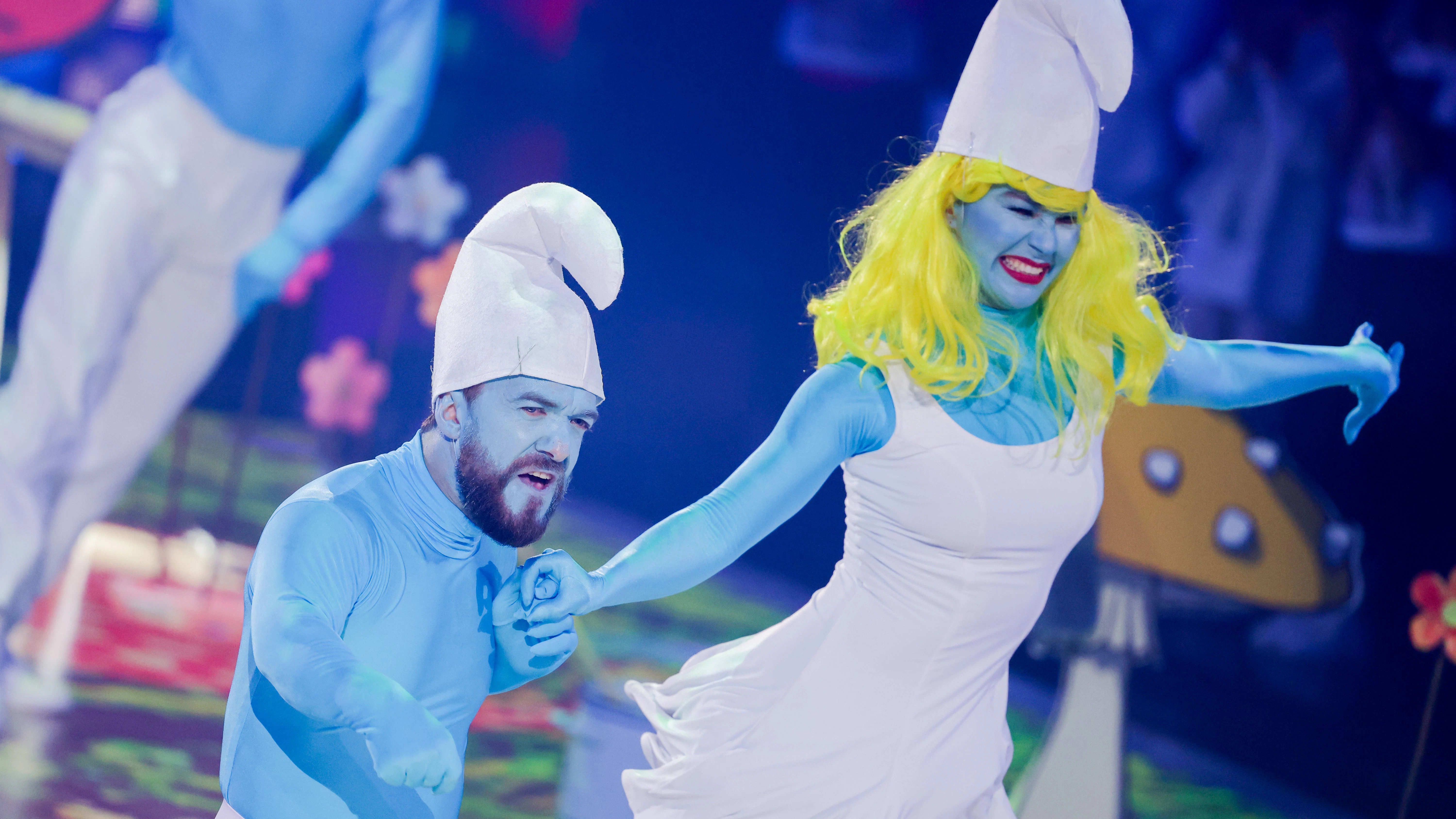 Als Schlümpfe verkleidet rocken Mathias Mester und Renata Lusin das Finale von „Let's Dance“.