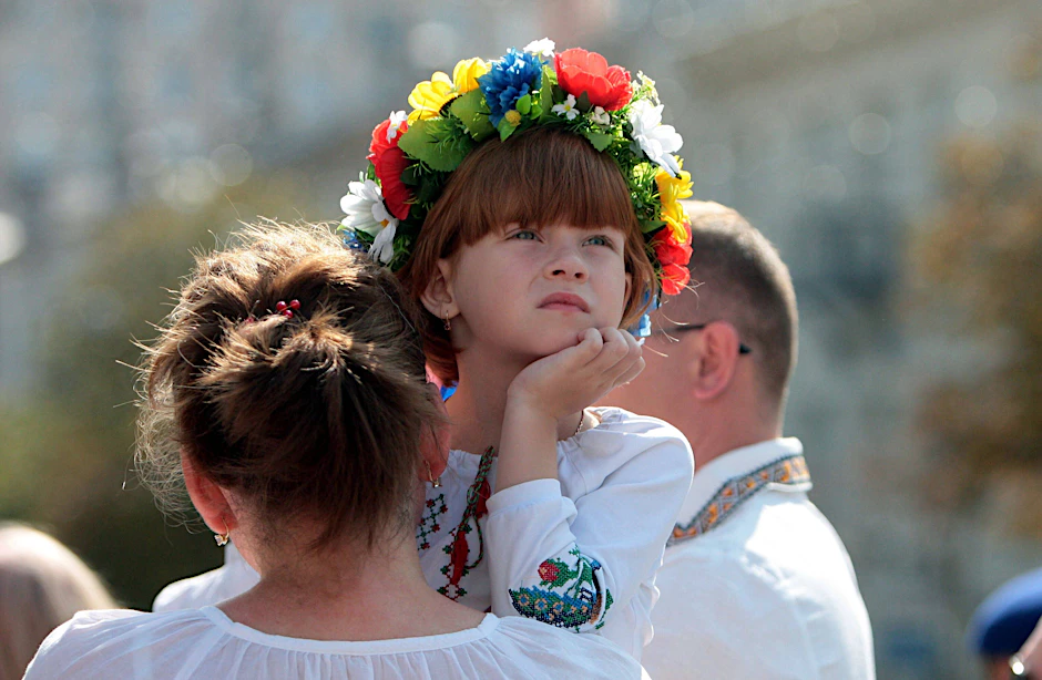 Die Ukraine hat Deutschland einiges voraus. Die ukrainische Tracht zum Beispiel, die Wyschywanka genannt wird, ist etwas für jede Generation.