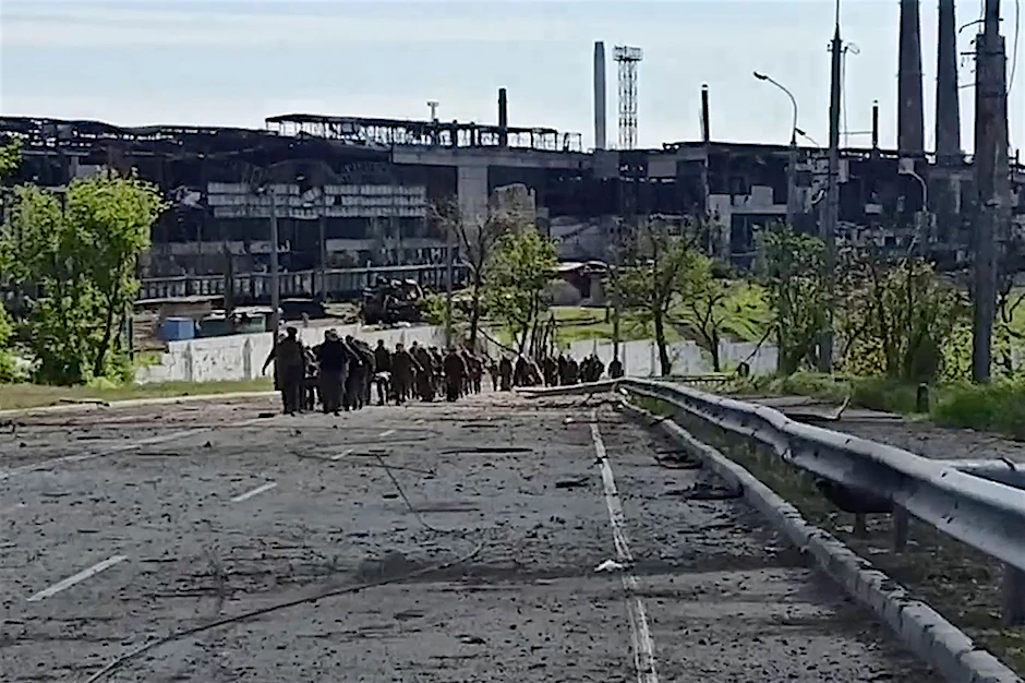 Ein Bild der Evakuierung von ukrainischen Soldaten aus dem Stahlwerk Asowstal in Mariupol.
