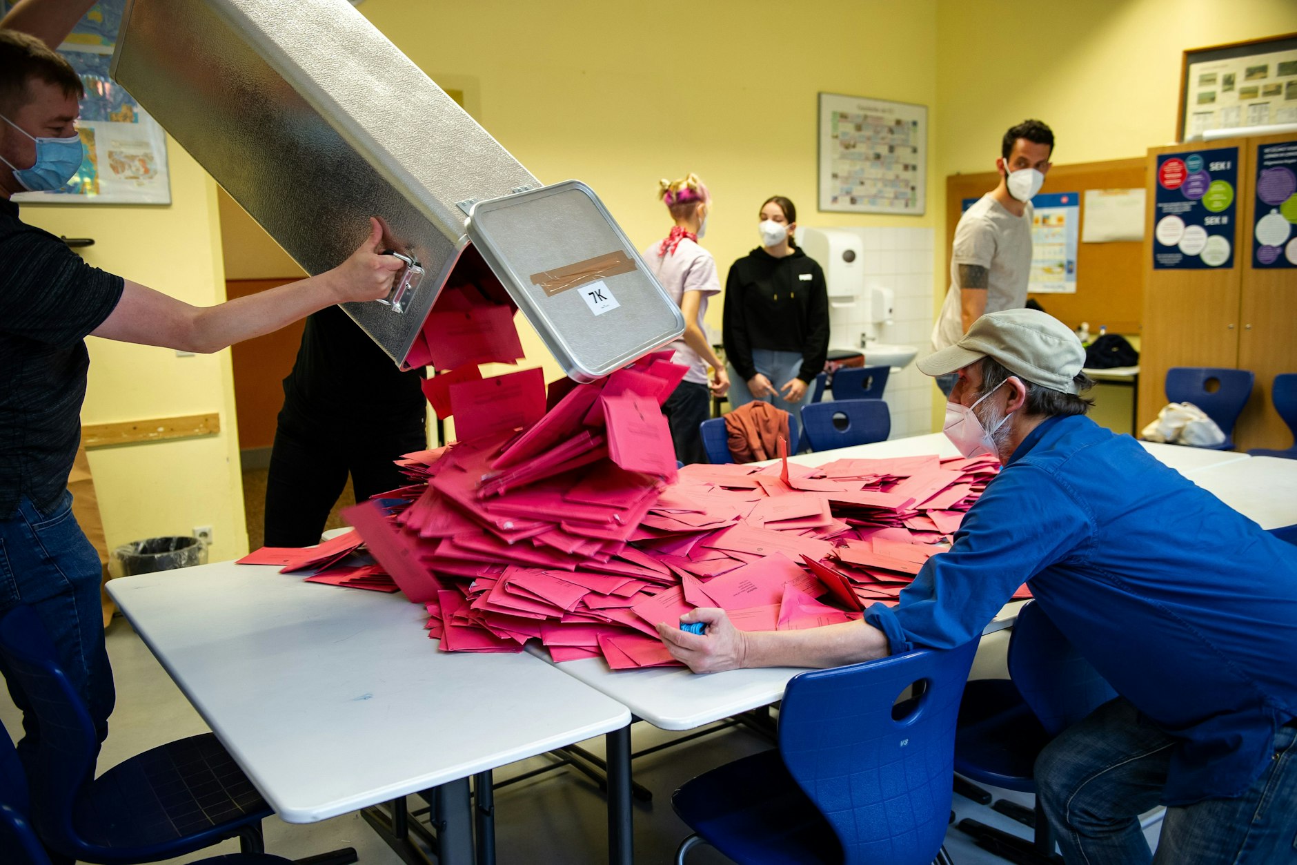 Auszählung der Briefwahl-Stimmzettel im Käthe-Kollwitz-Gymnasium in Prenzlauer Berg im September 2021