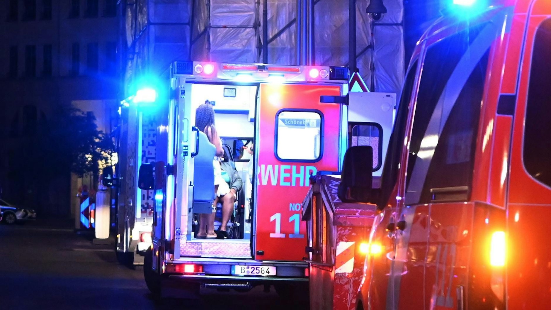Eine am Kopf verletzte Frau wurde in eine Klinik gebracht.