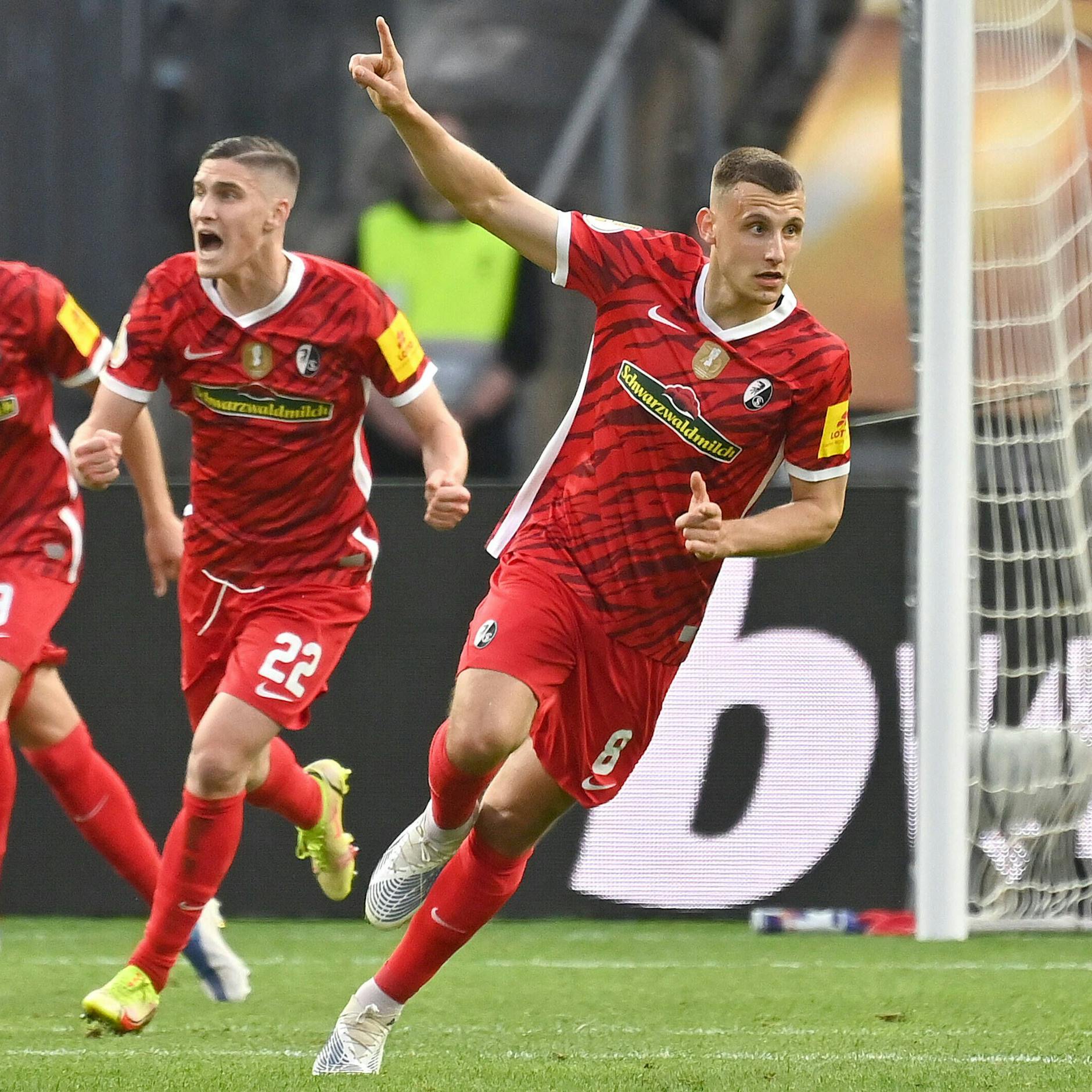 Freiburgs Maximilian Eggestein jubelt über sein umstrittenes Tor zum 1:0.