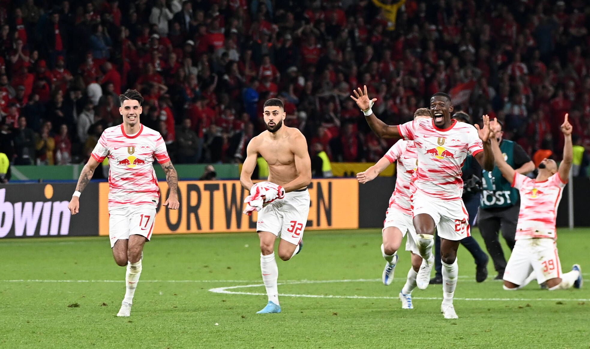 Image - Hand-Streich-Tor, Rot, Elferkrimi! RB Leipzig holt mit zehn Mann gegen den SC Freiburg den Pott