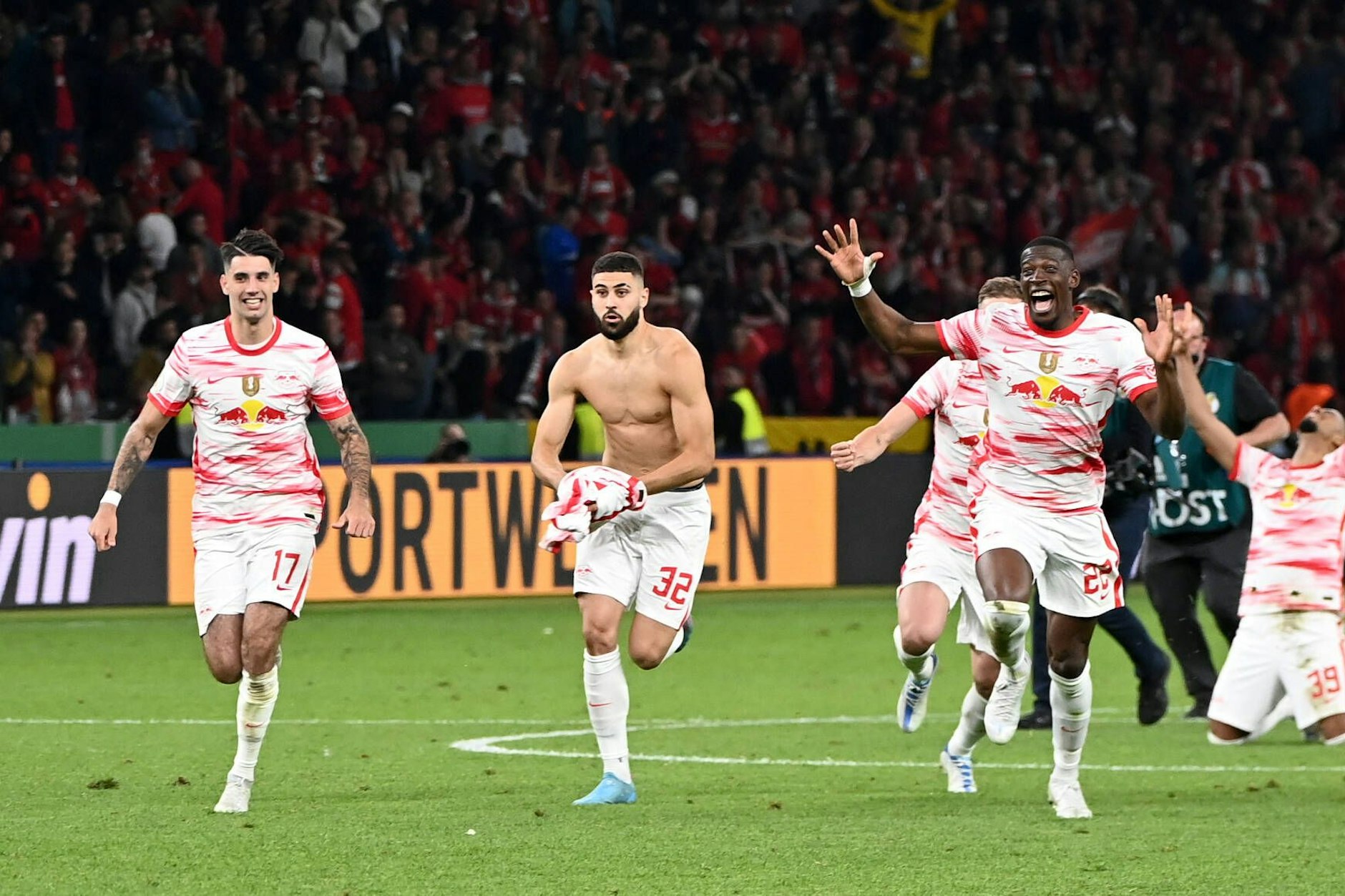 Leipzigs Spieler jubeln nach dem gewonnenen Elferkrimi gegen den SC Freiburg. Der Klub hat den ersten Titel der Vereinsgeschichte.