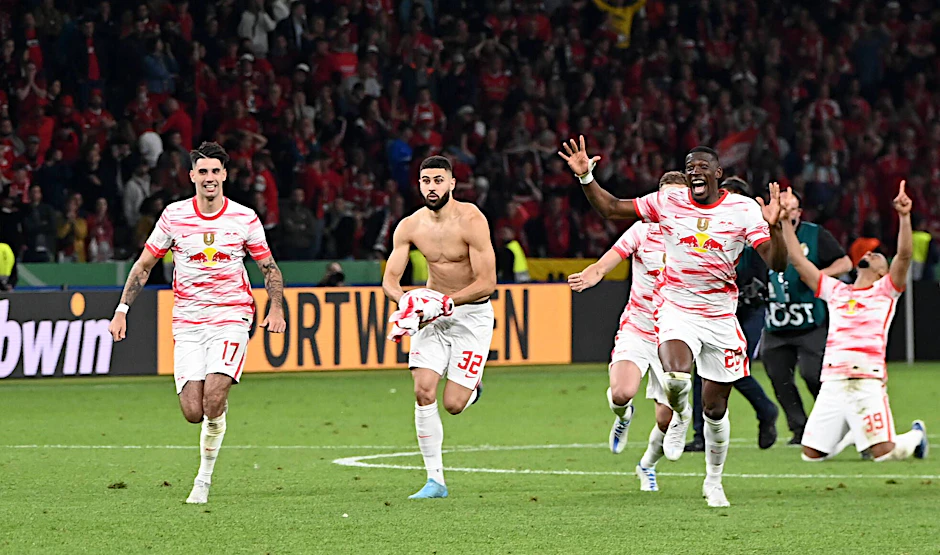 Leipzigs Spieler jubeln nach dem gewonnenen Elferkrimi gegen den SC Freiburg. Der Klub hat den ersten Titel der Vereinsgeschichte.